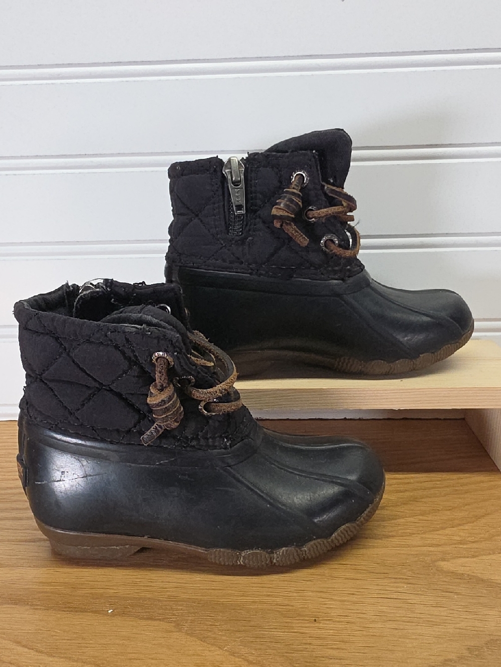 Sperry Saltwater Black Quilted Duck Boot Ankle Boots with Brown Laces Size 7